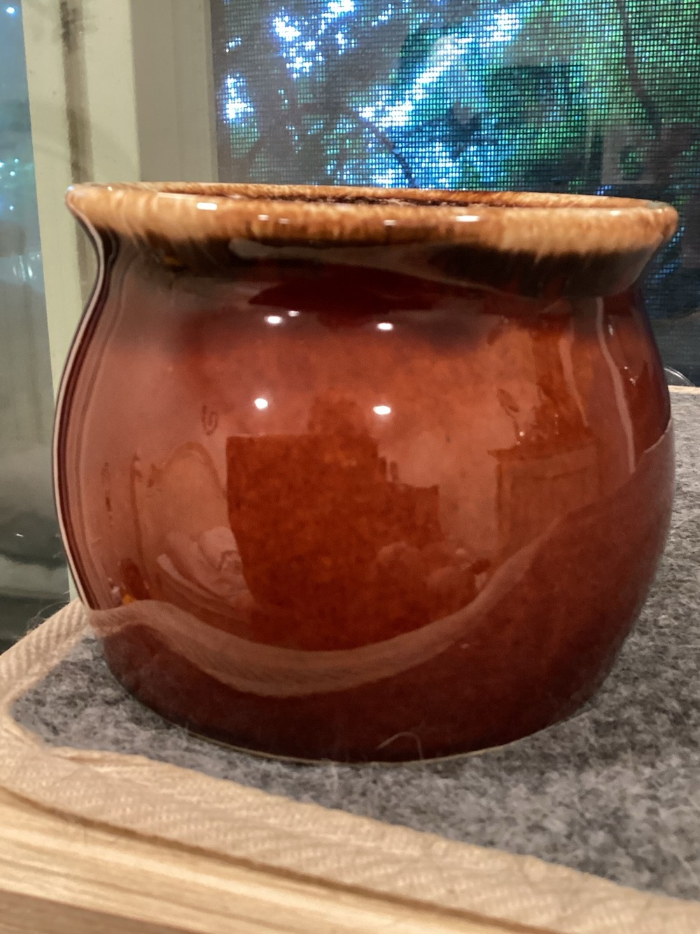 Hull pottery Vtg Bean Crock, drip glazed 4” tall